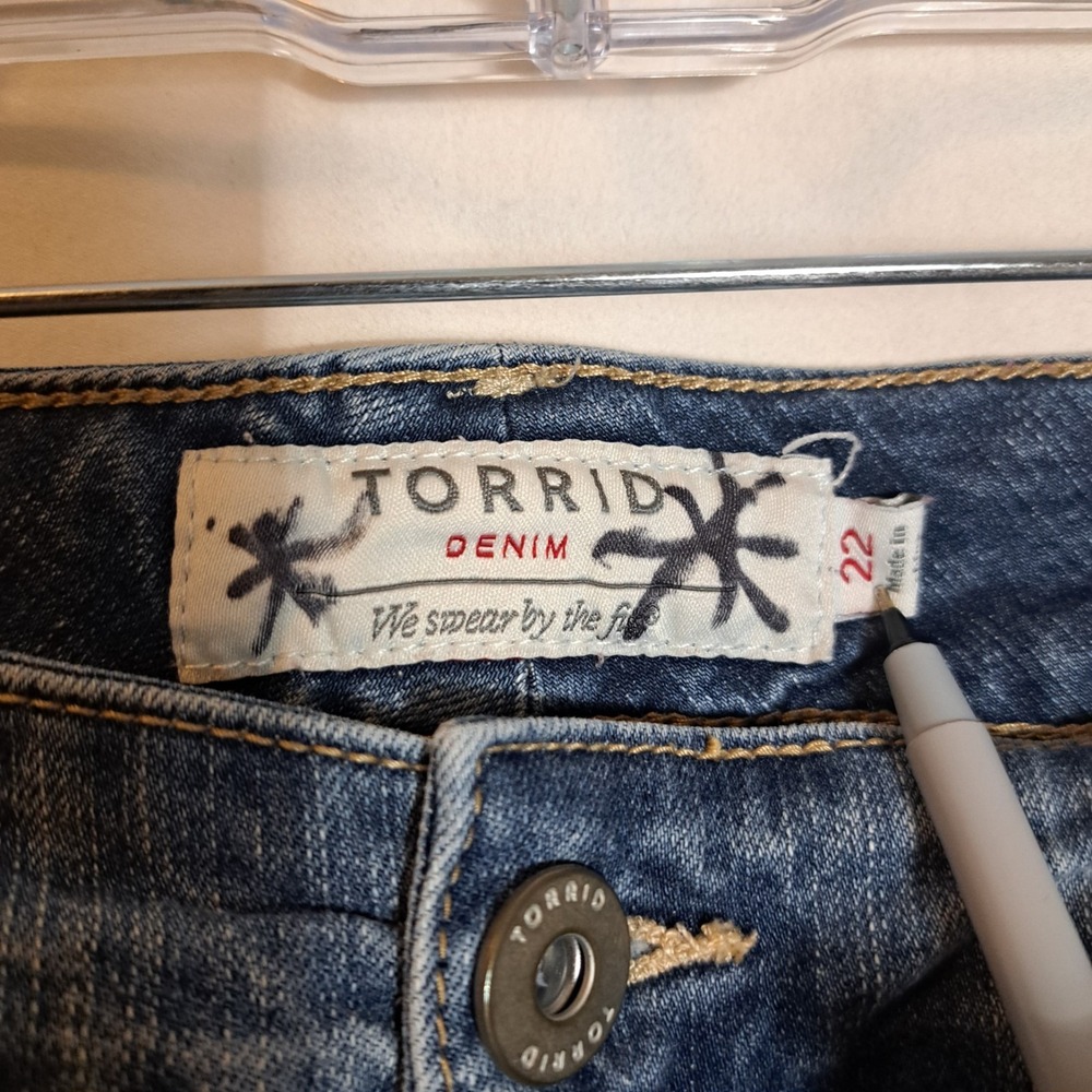 Torrid Denim Shorts Size 22 stretch Bermuda Women's Plus Cotton Spandex Blend - Picture 3 of 9